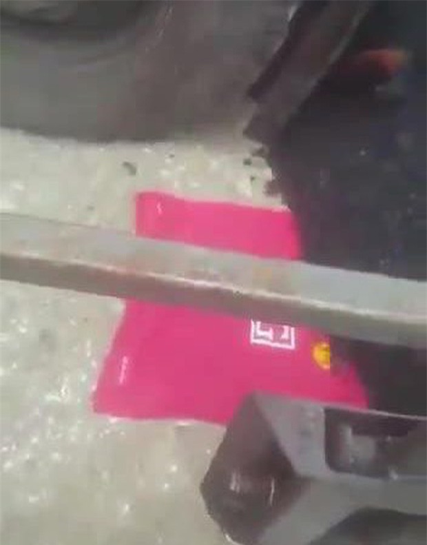 CĐV hả hê chôn áo Man Utd trong sân Etihad của Man City - Ảnh 3.