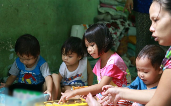 vo chong gia mot minh nuoi 4 chau ngoai khong cha khi me tai gia - 2