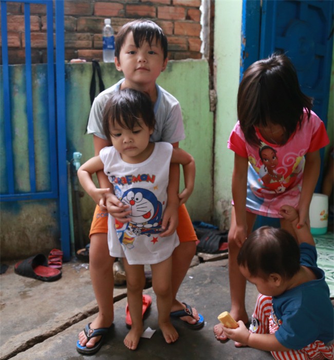 vo chong gia mot minh nuoi 4 chau ngoai khong cha khi me tai gia - 3