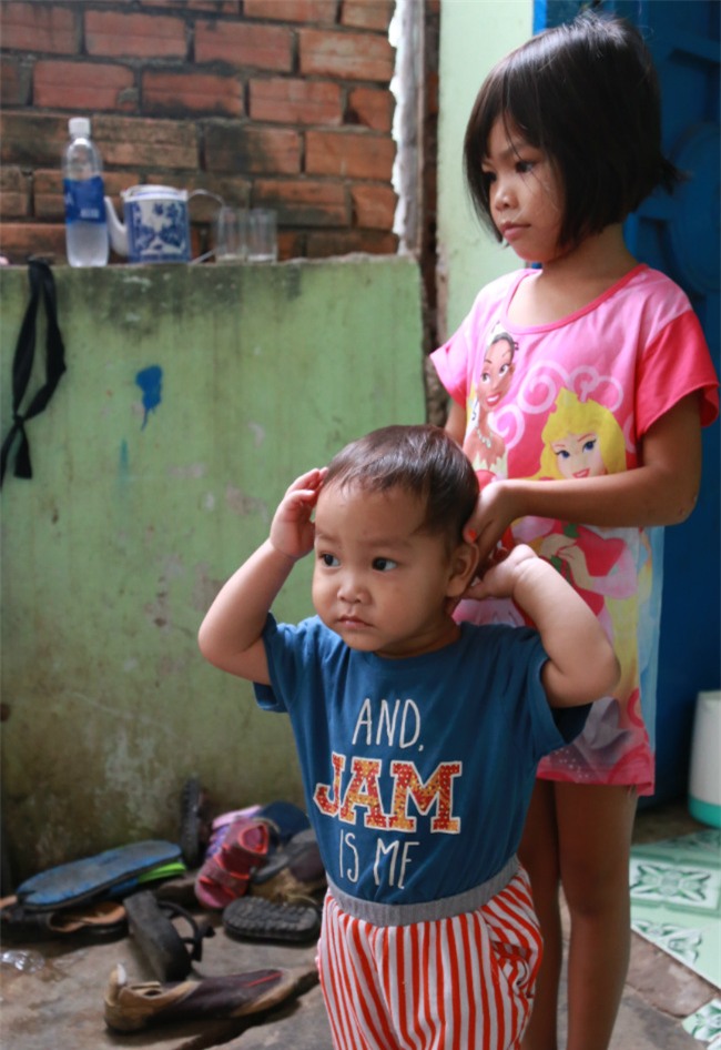 vo chong gia mot minh nuoi 4 chau ngoai khong cha khi me tai gia - 4