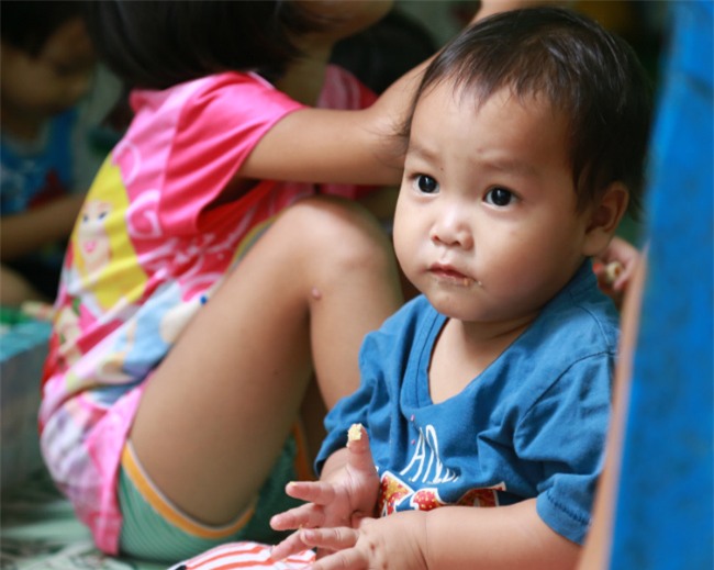 vo chong gia mot minh nuoi 4 chau ngoai khong cha khi me tai gia - 5