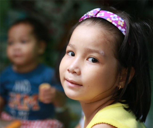 vo chong gia mot minh nuoi 4 chau ngoai khong cha khi me tai gia - 6