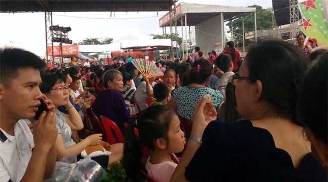 Khan gia Binh Dinh den tu 13h doi Hoai Linh dien luc 22h hinh anh 1