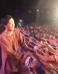 Khan gia Binh Dinh den tu 13h doi Hoai Linh dien luc 22h hinh anh 3