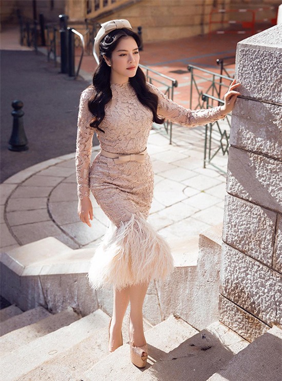 Minh Tú mặc đầm trắng hở vừa phải, dẫn đầu top sao mặc đẹp tháng 7 - Ảnh 11.