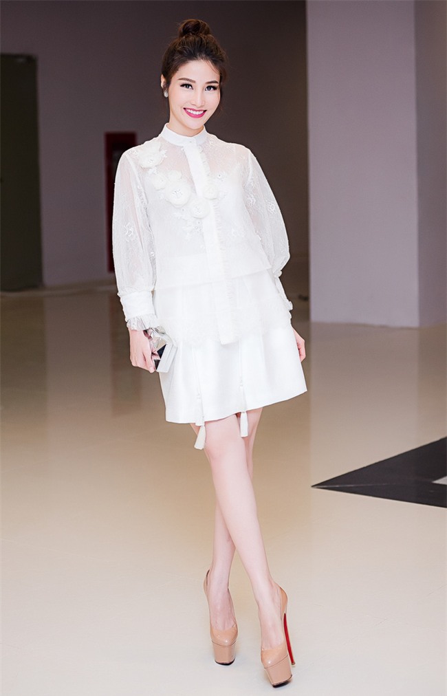 Minh Tú mặc đầm trắng hở vừa phải, dẫn đầu top sao mặc đẹp tháng 7 - Ảnh 12.