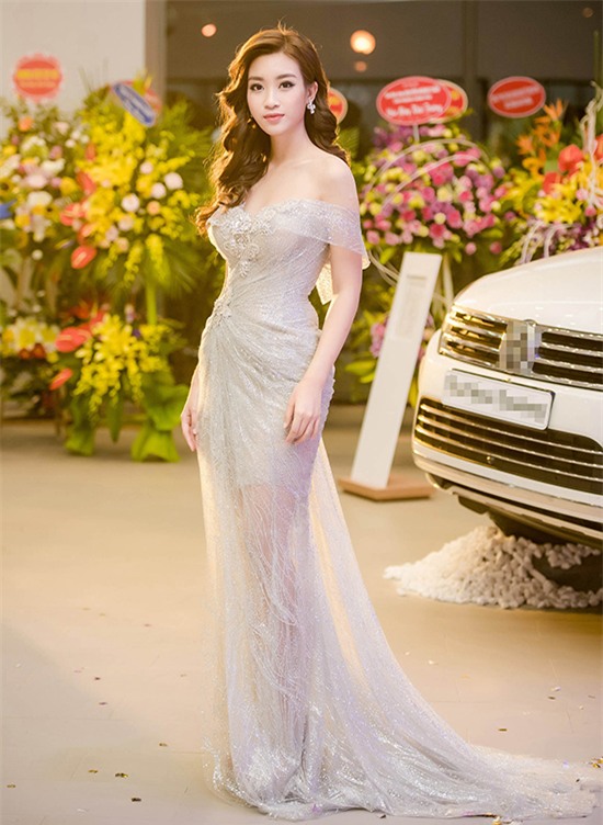 Minh Tú mặc đầm trắng hở vừa phải, dẫn đầu top sao mặc đẹp tháng 7 - Ảnh 4.