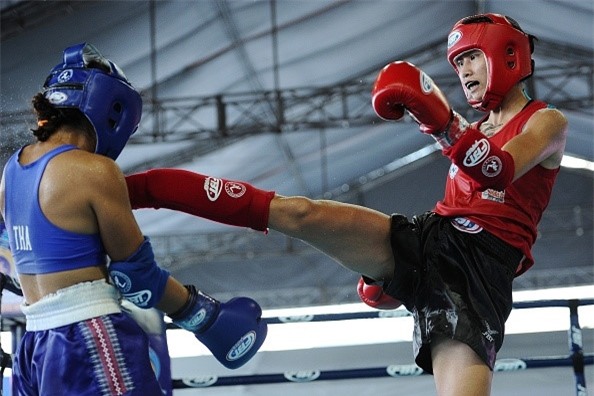 Bùi Yến Ly (phải) bên cạnh VĐV Koson Apasara sau trận chung kết World Games 2017. Ảnh: IFMA