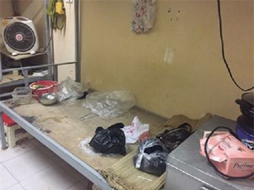 den tham phong ban o ktx nu, co gai hot hoang vi thay giuong nam nhu "nen chuong lon" - 1