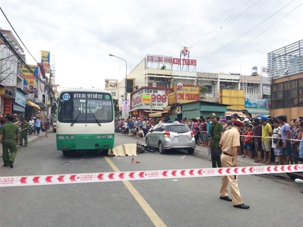 Cửa ô tô bất ngờ mở khiến cô gái chạy xe máy ngã ra đường, bị xe buýt cán tử vong - Ảnh 1.