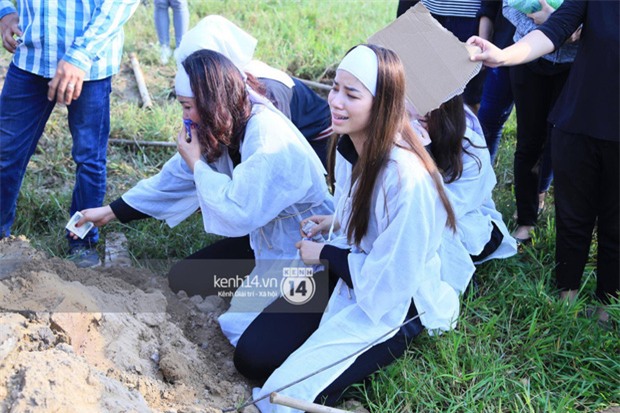 Phạm Hương khóc nấc quỳ bên mộ bố đau đớn nói lời vĩnh biệt - Ảnh 11.