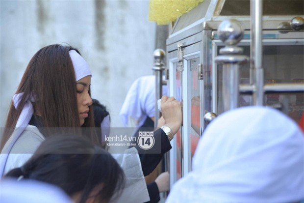 Phạm Hương khóc nấc quỳ bên mộ bố đau đớn nói lời vĩnh biệt - Ảnh 4.