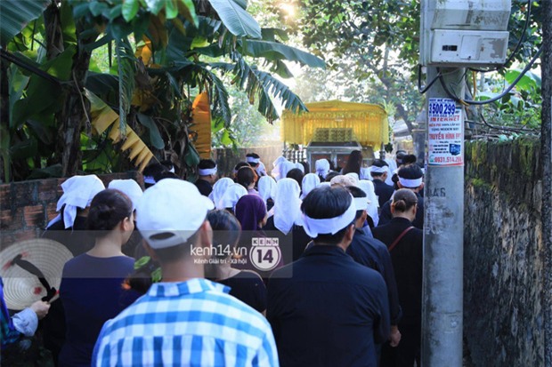 Phạm Hương khóc nấc quỳ bên mộ bố đau đớn nói lời vĩnh biệt - Ảnh 6.