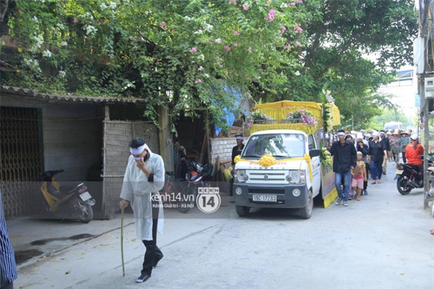 Phạm Hương khóc nấc quỳ bên mộ bố đau đớn nói lời vĩnh biệt - Ảnh 7.