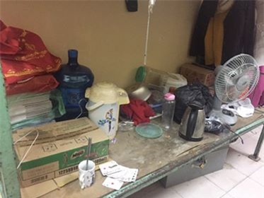 Đã tìm ra cô nàng nữ hoàng ở bẩn: nằm ngủ trên giường ngập rác, bát đĩa mốc meo cả tuần không rửa - Ảnh 2.