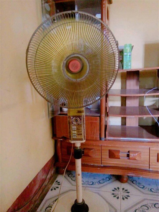 gioi tre hao hung khoe quat dien co "nhieu tuoi hon ca minh" ma van dung tot, nha ban co khong? - 1