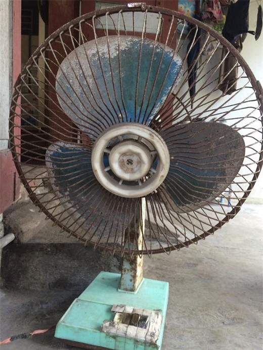 gioi tre hao hung khoe quat dien co "nhieu tuoi hon ca minh" ma van dung tot, nha ban co khong? - 10