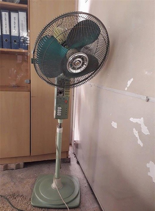 gioi tre hao hung khoe quat dien co "nhieu tuoi hon ca minh" ma van dung tot, nha ban co khong? - 2