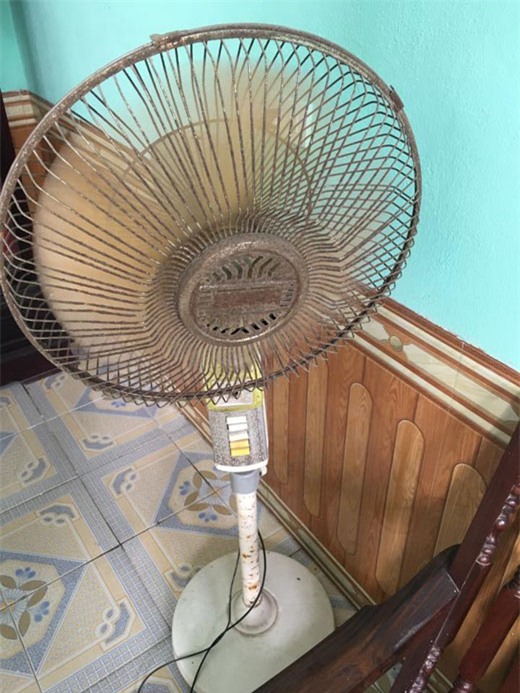 gioi tre hao hung khoe quat dien co "nhieu tuoi hon ca minh" ma van dung tot, nha ban co khong? - 3