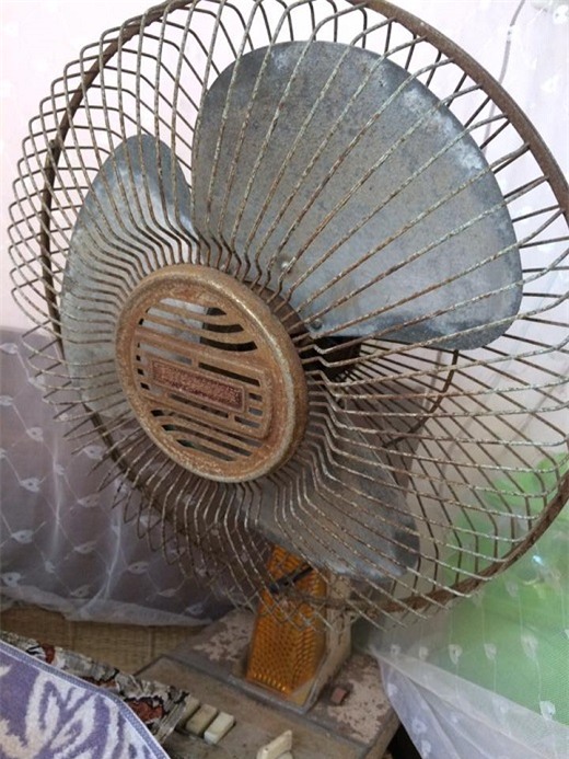 gioi tre hao hung khoe quat dien co "nhieu tuoi hon ca minh" ma van dung tot, nha ban co khong? - 9