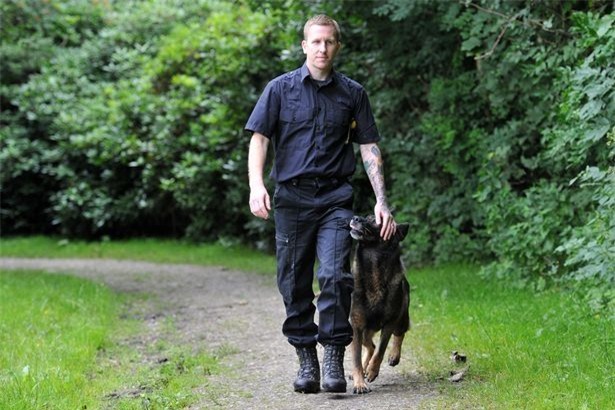 Tên tội phạm 'lầy' nhất năm: Cắn lại cho nghiệp vụ khi bị truy đuổi-3