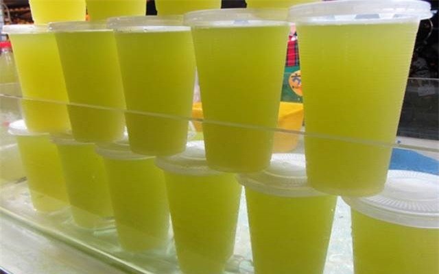 Nước mía siêu rẻ 15.000 đồng/ lít, mỗi chiếc máy ép đều chế phễu đựng đường hóa học và nước lã-2