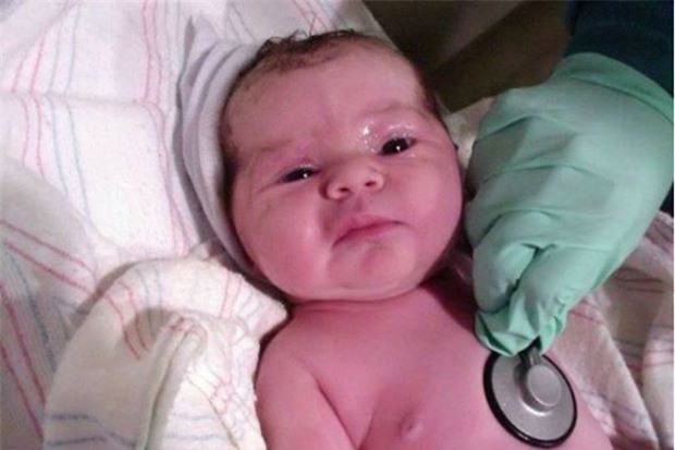 Bé sơ sinh 3 ngày tuổi bị mẹ chôn sống trong rừng và kiến bâu đầy thân giờ ra sao? - Ảnh 3.