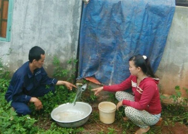 mot gia dinh bi ke xau do thuoc sau vao be nuoc dau doc hinh anh 1