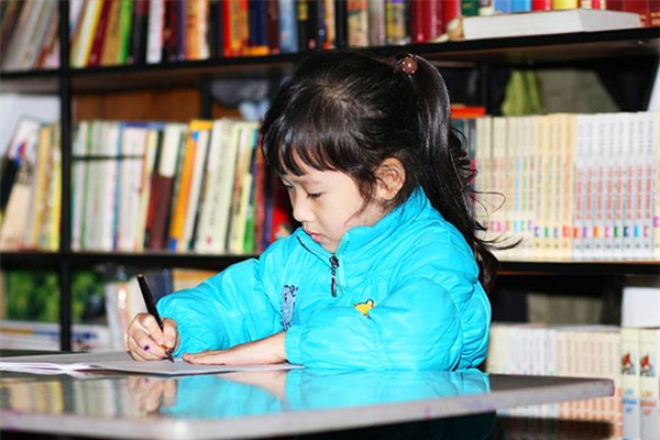 Thay vì ép con học chữ sớm, bố mẹ cần làm việc này, tự khắc con sẽ biết chữ trước khi vào lớp 1 - Ảnh 1.