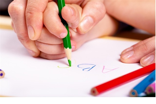 Thay vì ép con học chữ sớm, bố mẹ cần làm việc này, tự khắc con sẽ biết chữ trước khi vào lớp 1 - Ảnh 2.