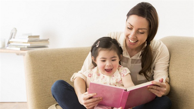 Thay vì ép con học chữ sớm, bố mẹ cần làm việc này, tự khắc con sẽ biết chữ trước khi vào lớp 1 - Ảnh 3.
