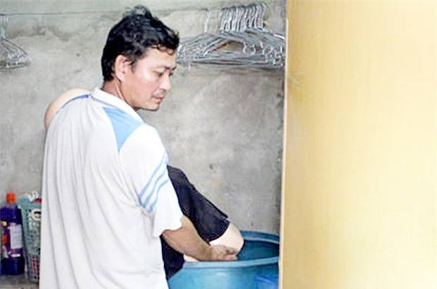 Bỏ vợ bị thương vào thùng nước đến chết rồi nói tự tử - Ảnh 1.