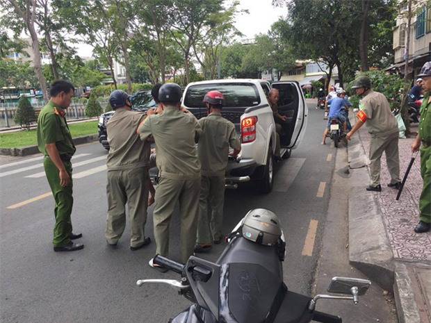 TP HCM: Nam thanh niên cầm kiếm rượt đuổi khách uống cafe, đập phá xe SH hư hỏng - Ảnh 1.