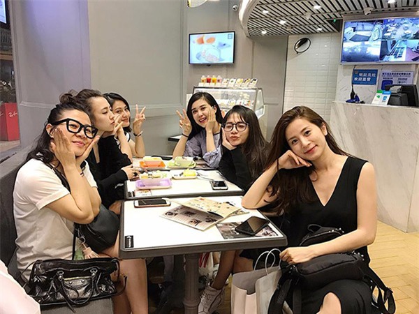 Nhóm bạn thân 6 hotmom Hà Nội trẻ xinh, kinh doanh giỏi, du lịch nước ngoài như đi chợ khiến chị em ngưỡng mộ - Ảnh 2.