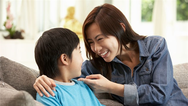 Muốn trẻ nghe lời răm rắp, bố mẹ cần biết đến phương pháp nhại lại - Ảnh 3.