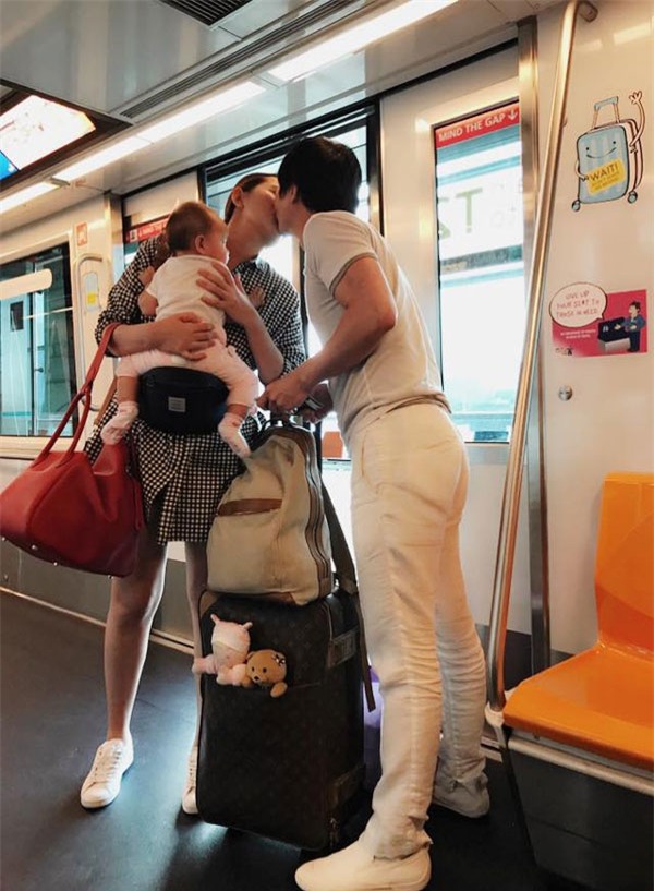 sao viet 24h qua: vo chong phan nhu thao – duc an hon nhau dam duoi o noi cong cong - 1