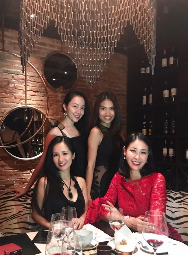 sao viet 24h qua: vo chong phan nhu thao – duc an hon nhau dam duoi o noi cong cong - 11