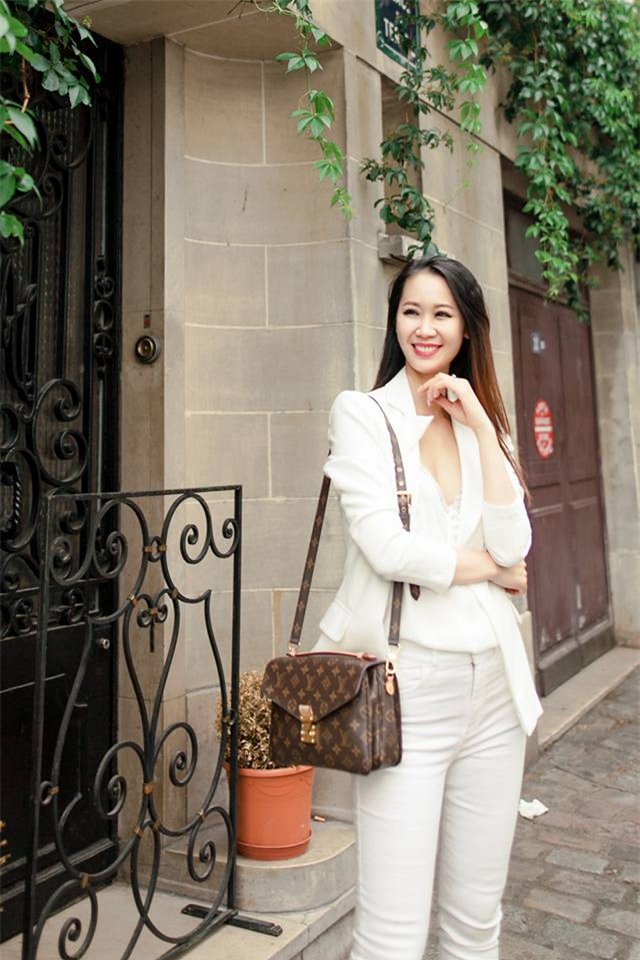 sao viet 24h qua: vo chong phan nhu thao – duc an hon nhau dam duoi o noi cong cong - 13