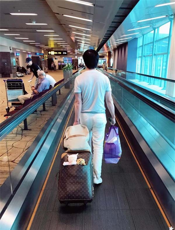 sao viet 24h qua: vo chong phan nhu thao – duc an hon nhau dam duoi o noi cong cong - 2