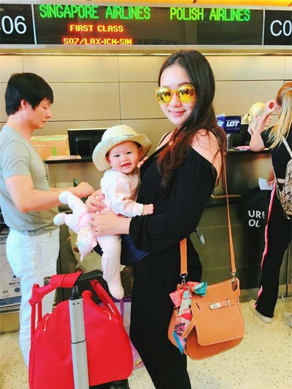 sao viet 24h qua: vo chong phan nhu thao – duc an hon nhau dam duoi o noi cong cong - 4