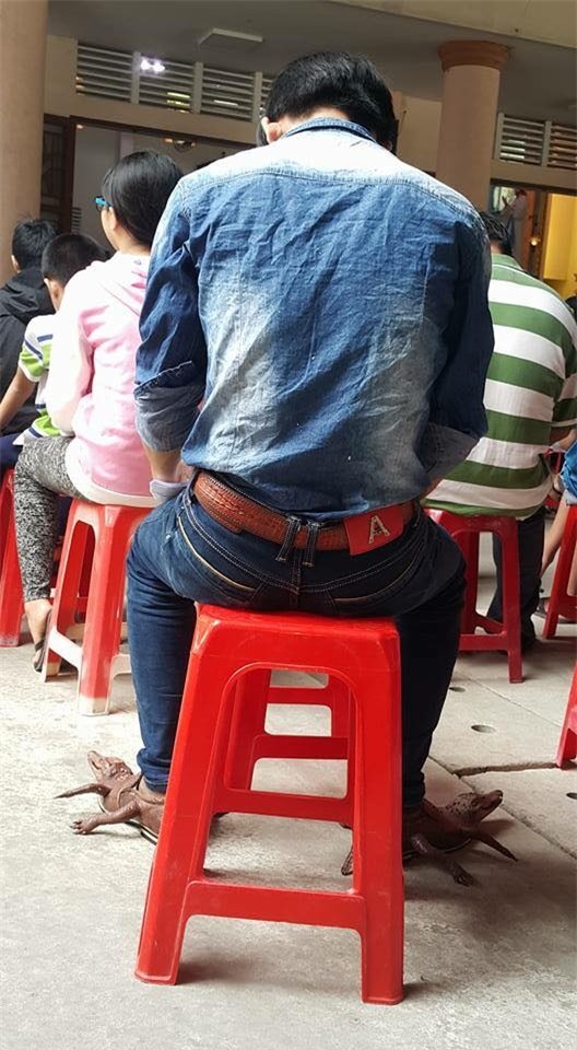 Chàng thanh niên với đôi giày cá sấu độc, lạ