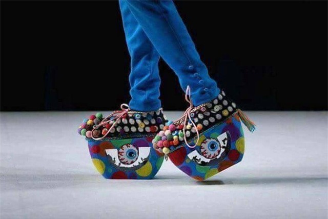 Chỉ sợ chưa kịp đi, đôi giày đã bị bọn trẻ lôi ra gặm