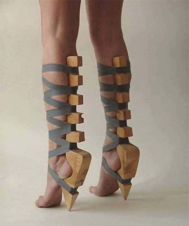 Nhiều người trêu đùa rằng: Cô người mẫu mới đi nắn khớp về à!?