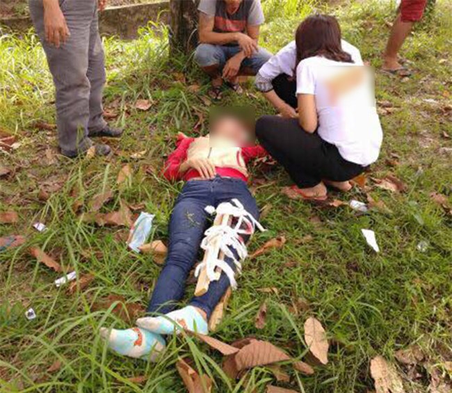 dong nai: hai thanh nien cuop tui xach, dap nu cong nhan nga gay chan - 1