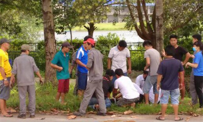 dong nai: hai thanh nien cuop tui xach, dap nu cong nhan nga gay chan - 2