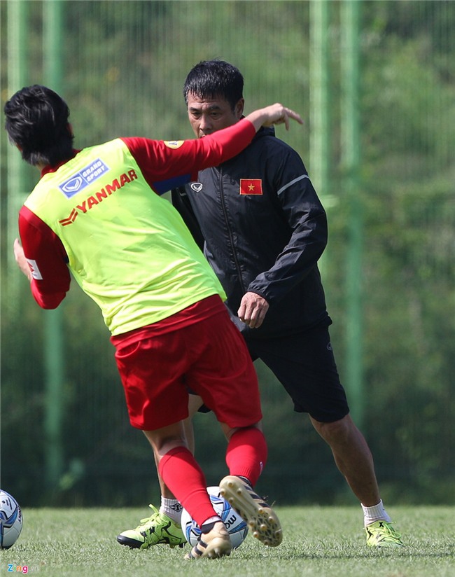 Tuan Anh bi HLV Huu Thang 'xau kim' trong buoi tap o Han Quoc hinh anh 1