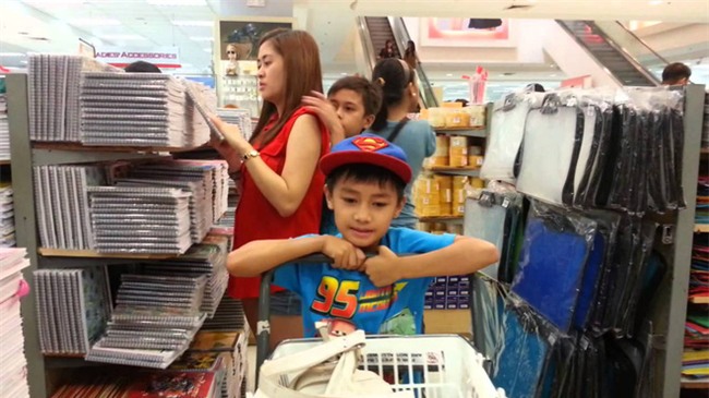 Mùa tựu trường: Bố mẹ nên ngừng than vãn “đắt thế” trước mặt con khi mua dụng cụ học tập, sách vở - Ảnh 1.