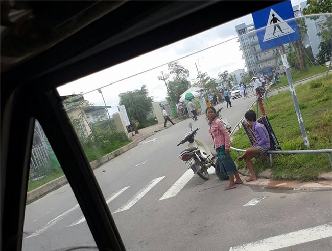 Cậu bé nghèo bị bệnh và hành động bất ngờ của người đàn ông lạ mặt trên chuyến xe khách - Ảnh 1.