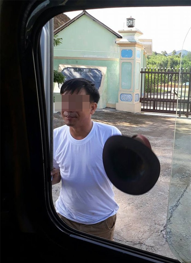 Cậu bé nghèo bị bệnh và hành động bất ngờ của người đàn ông lạ mặt trên chuyến xe khách - Ảnh 2.