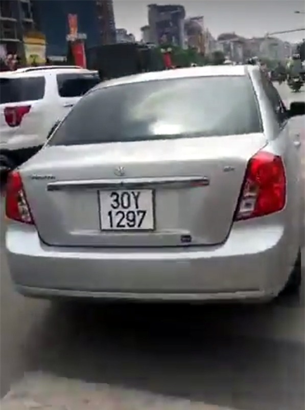 Chiếc xe ô tô bỏ chạy với tốc độ cao, bị Cảnh sát giao thông và nhiều người dân truy đuổi.